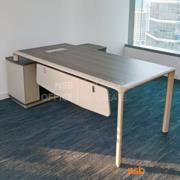 A16A128-1:โต๊ะผู้บริหารตัวแอล รุ่น Thermos (เทอร์มอส)   พร้อมตู้ข้างล้อเลื่อน