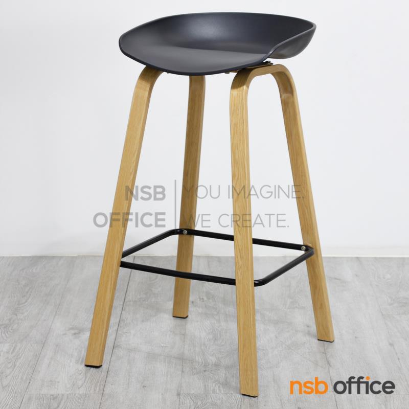 เก้าอี้บาร์สูงโพลี่ รุ่น Staples (สเตเปิลส์)  (สีขาวและสีดำ) ขาไม้สีธรรมชาติ พักเท้าเหล็ก