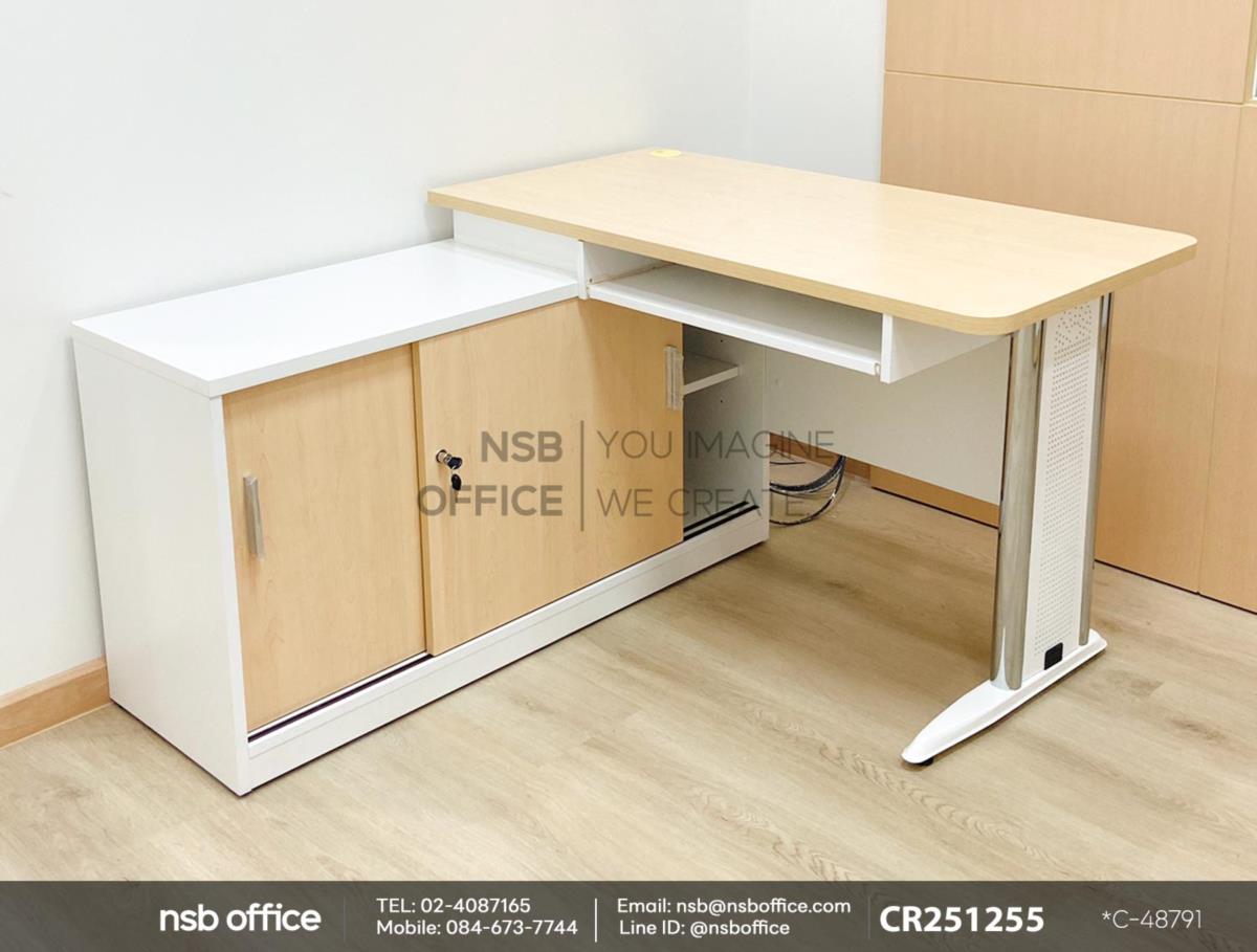 โต๊ะแพทย์ในห้องตรวจ และเตียงตรวจคนไข้