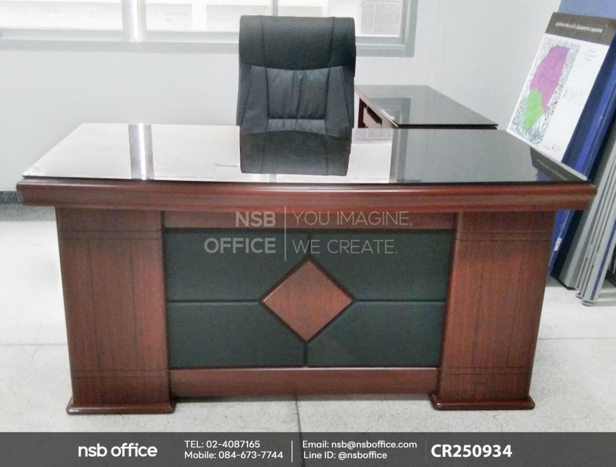 โต๊ะผู้บริหารตัวแอลหน้ากระจกสีชา พร้อมตู้ลิ้นชักและตู้ข้างใช้งานคู่กันกับเก้าอี้ผู้บริหารหุ้มหนังเทียม