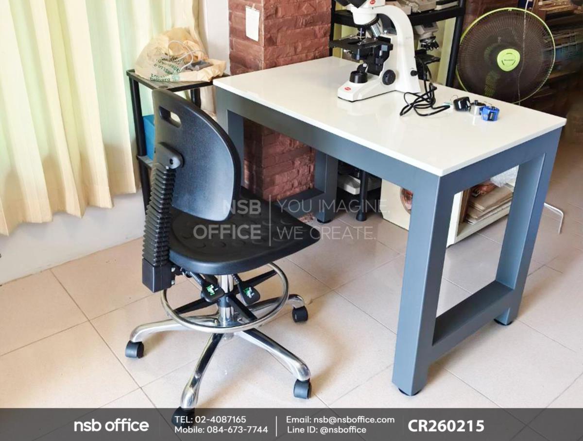 โต๊ะปฏิบัติการหน้าท็อปหินเสริมการใช้งานด้วยเก้าอี้บาร์สตูลที่นั่งเหลี่ยมล้อเลื่อน