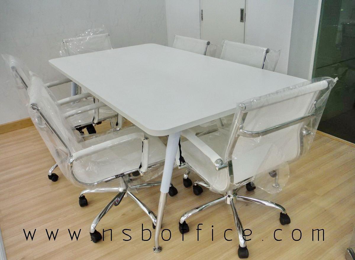 โต๊ะประชุมขาปลายเรียว และเก้าอี้หลังเน็ตสีขาว