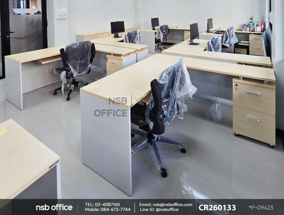 โต๊ะทำงานตัวแอลใช้งานคู่กันกับเก้าอี้สำนักงานหลังเน็ต เสริมด้วยตู้เก็บเอกสารเตี้ย