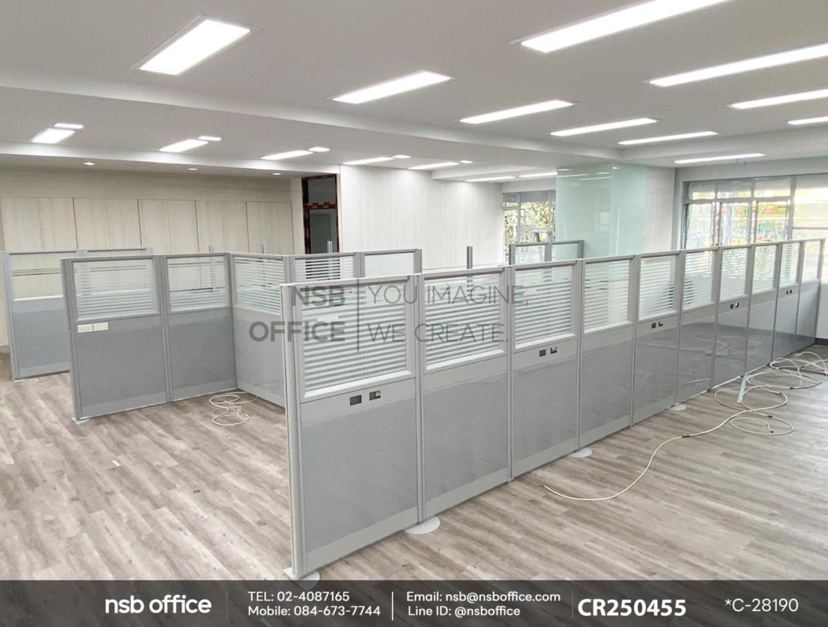 พาร์ทิชั่น NSB ครึ่งกระจกขัดลายแบบมีรางไฟตรงกลางพร้อมเสาเริ่มและเสาจบพาร์ทิชั่น 