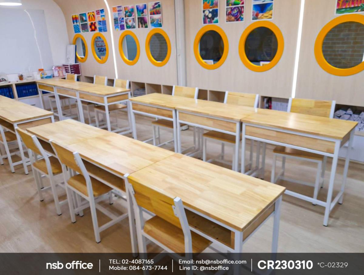 ชุดโต๊ะและเก้าอี้นักเรียนไม้ยางพารา ในห้องเรียนศิลปะโทนสีอุ่นๆ