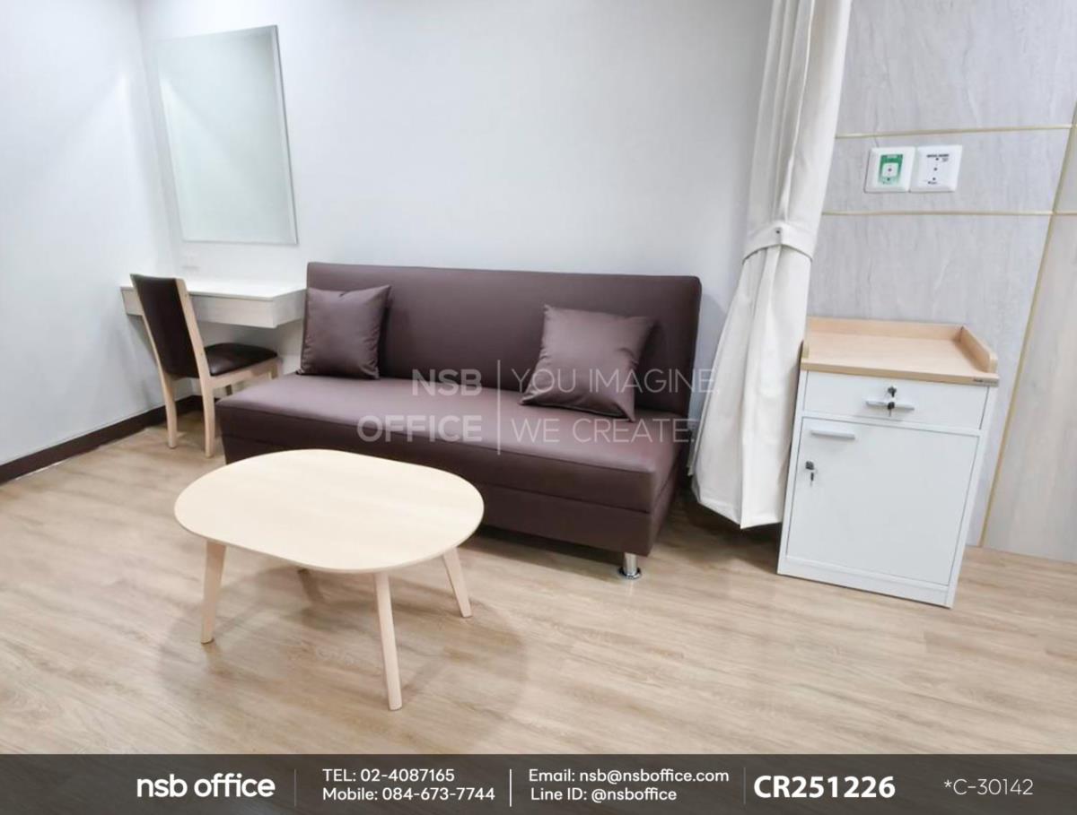 เก้าอี้ไม้ยางพาราเสริมด้วยโต๊ะกลางไม้ยางพารา และตู้วางข้างเตียง