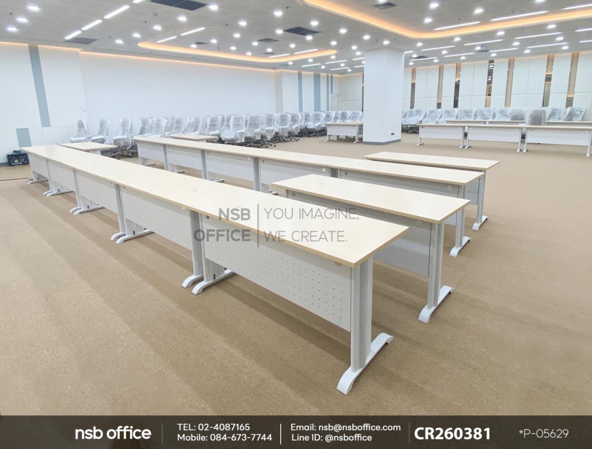 โต๊ะโล่งโครงขาเหล็กสีดำใช้งานคู่กันกับเก้าอี้ผู้บริหารหุ้มหนัง PU