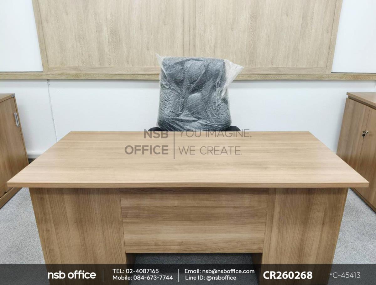 โต๊ะทำงานใช้งานคู่กันกับเก้าอี้ผู้บริหารหุ้มหนังเทียม เสริมด้วยตู้เก็บเอกสารไม้