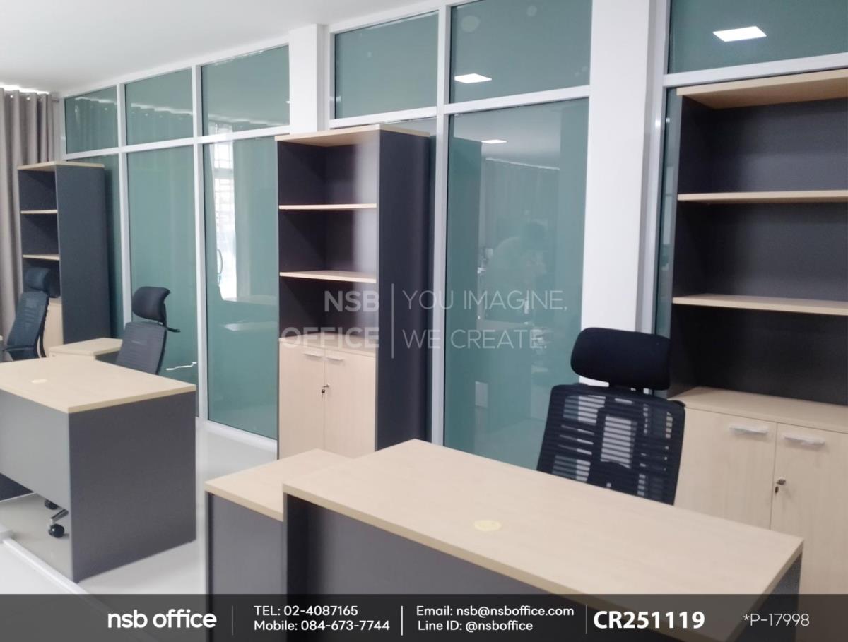 โต๊ะทำงานโล่งใช้งานคู่กันกับเก้าอี้ผู้บริหารหลังเน็ต เสริมด้วยตู้เก็บเอกสาร