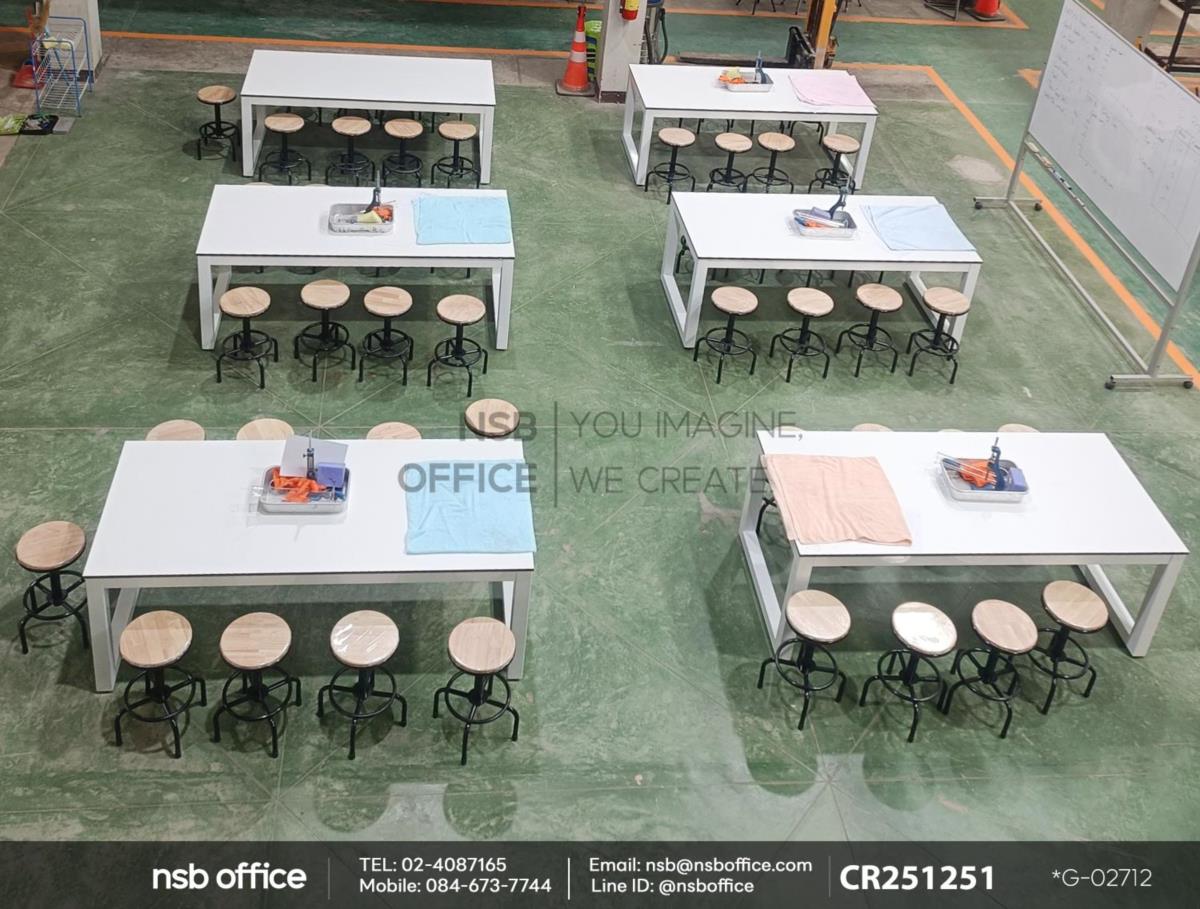 โต๊ะทำงานทดลองเสริมการช้งานด้วยเก้าอี้บาร์กลม