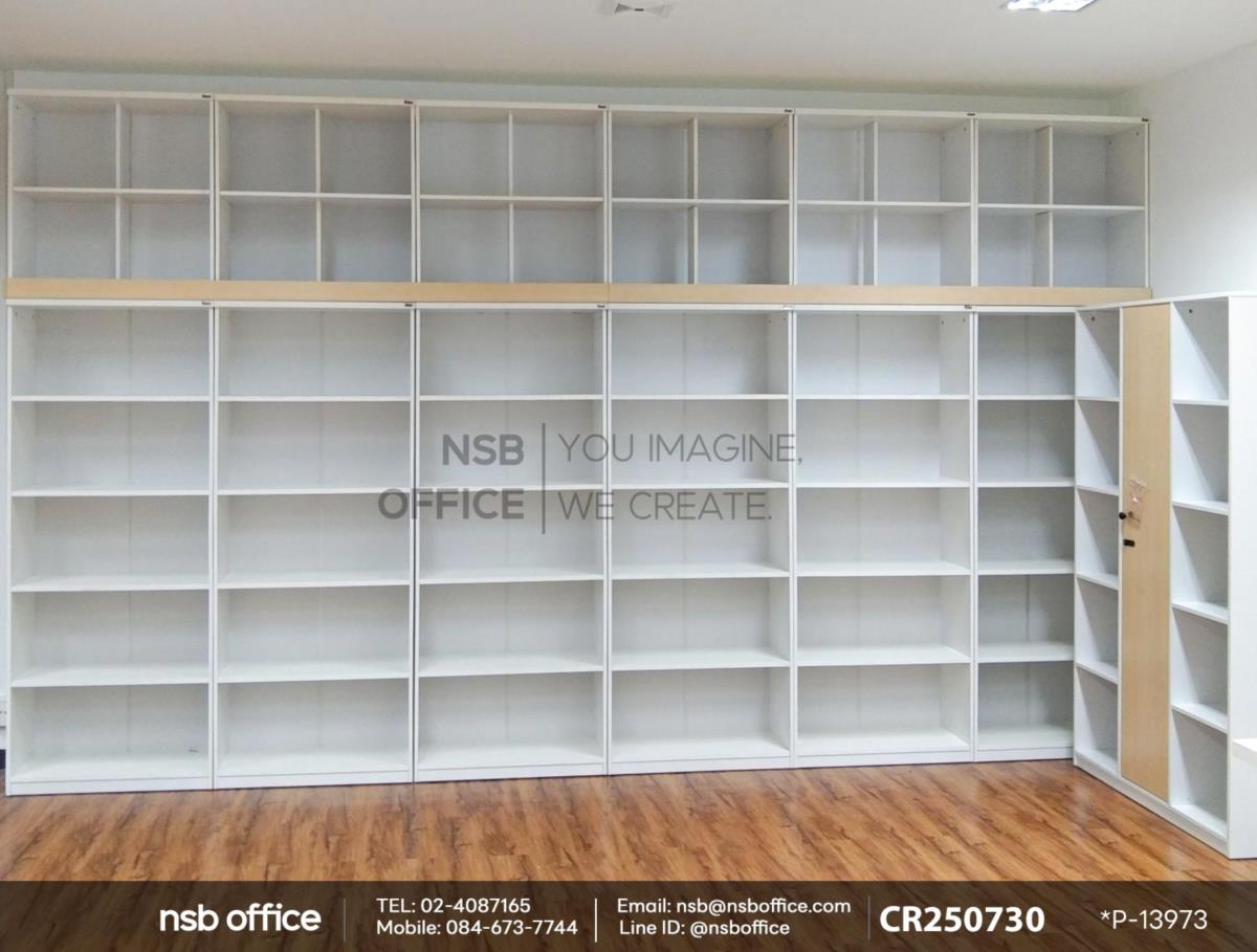 ชั้นวางหนังสือในห้องสมุด และโต๊ะสำหรับอ่านหนังสือ