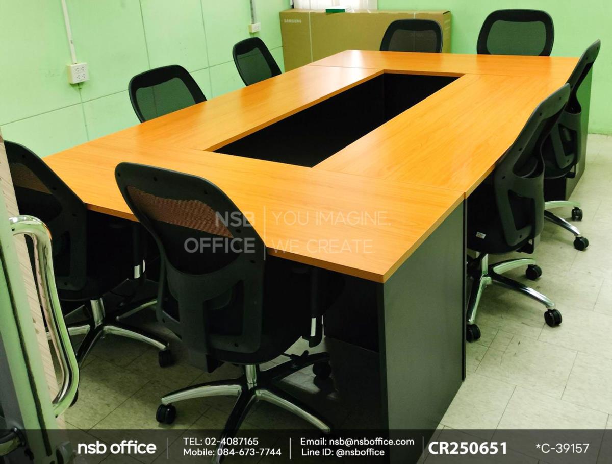 โต๊ะประชุมหน้าตรงนำมาต่อกันเป็นโต๊ะประชุมใหญ่ เสริมเก้าอี้สำนักงานหลังเน็ต