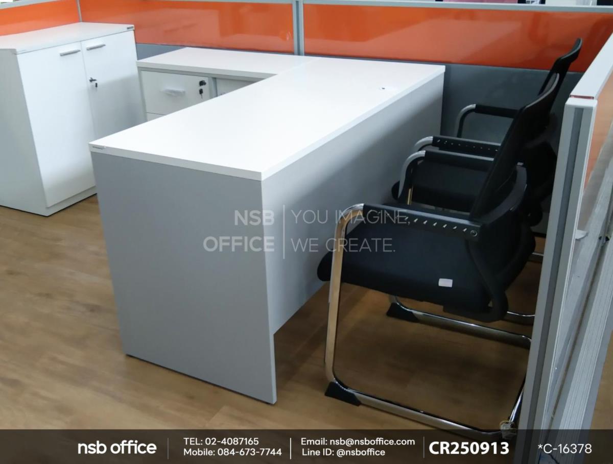 โต๊ะทำงานตัวแอล 3 ลิ้นชัก 2 บานเลื่อนเสริมการใช้งานด้วยเก้าอี้รับแขกหลังเน็ต และเสริมพาร์ทิชั่นครึ่งทึบครึ่งกระจกขัดลายสี Two Tone