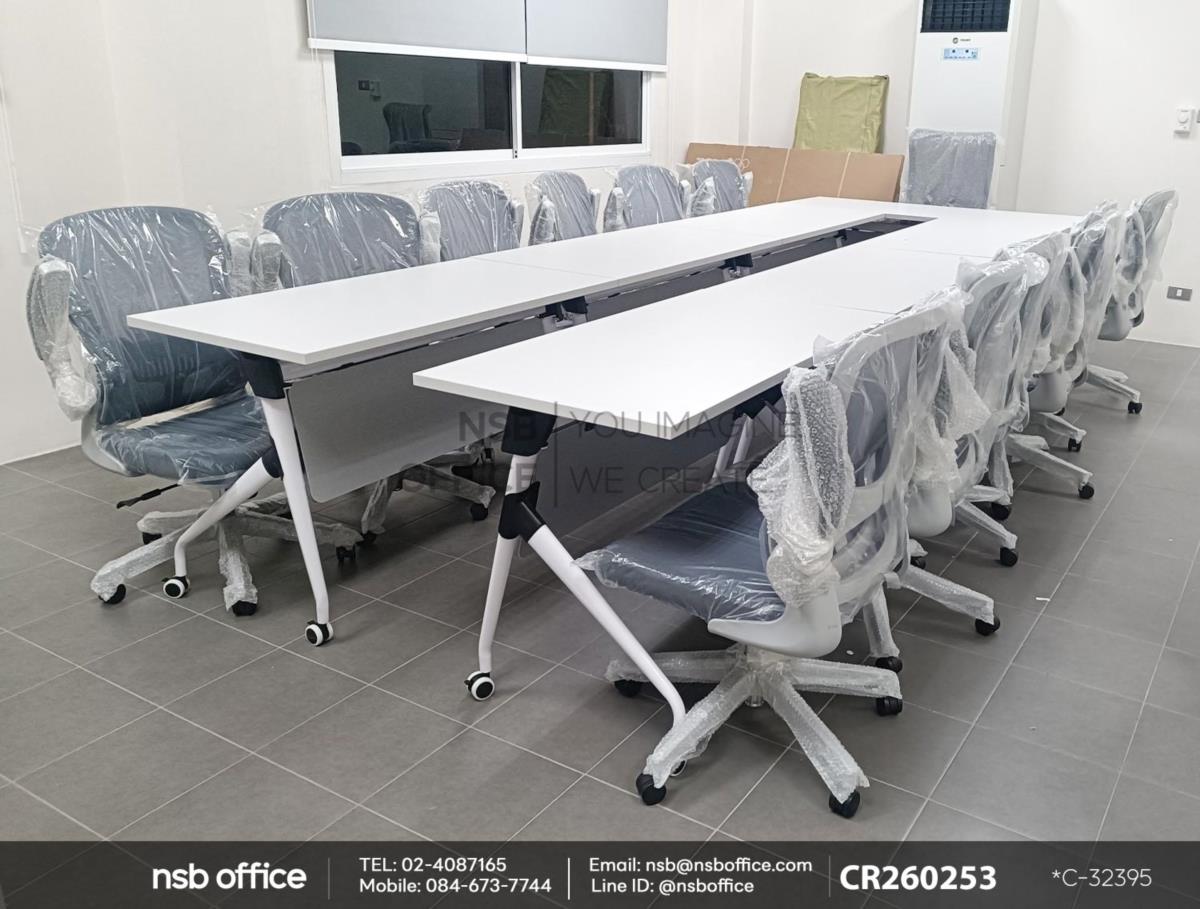 โต๊ะประชุมพับได้ล้อเลื่อนใช้งานคู่กันกับเก้าอี้สำนักงานหลังเน็ต เสริมด้วยพาร์ทิชั่น UPVC