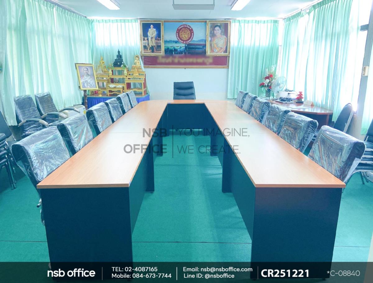โต๊ะประชุมตรงและโต๊ะเข้ามุมทรงโค้ง นำมาต่อกันเป็นชุดโต๊ะประชุมใหญ่ใช้งานด้วยกันกับเก้าอี้สำนักงาน