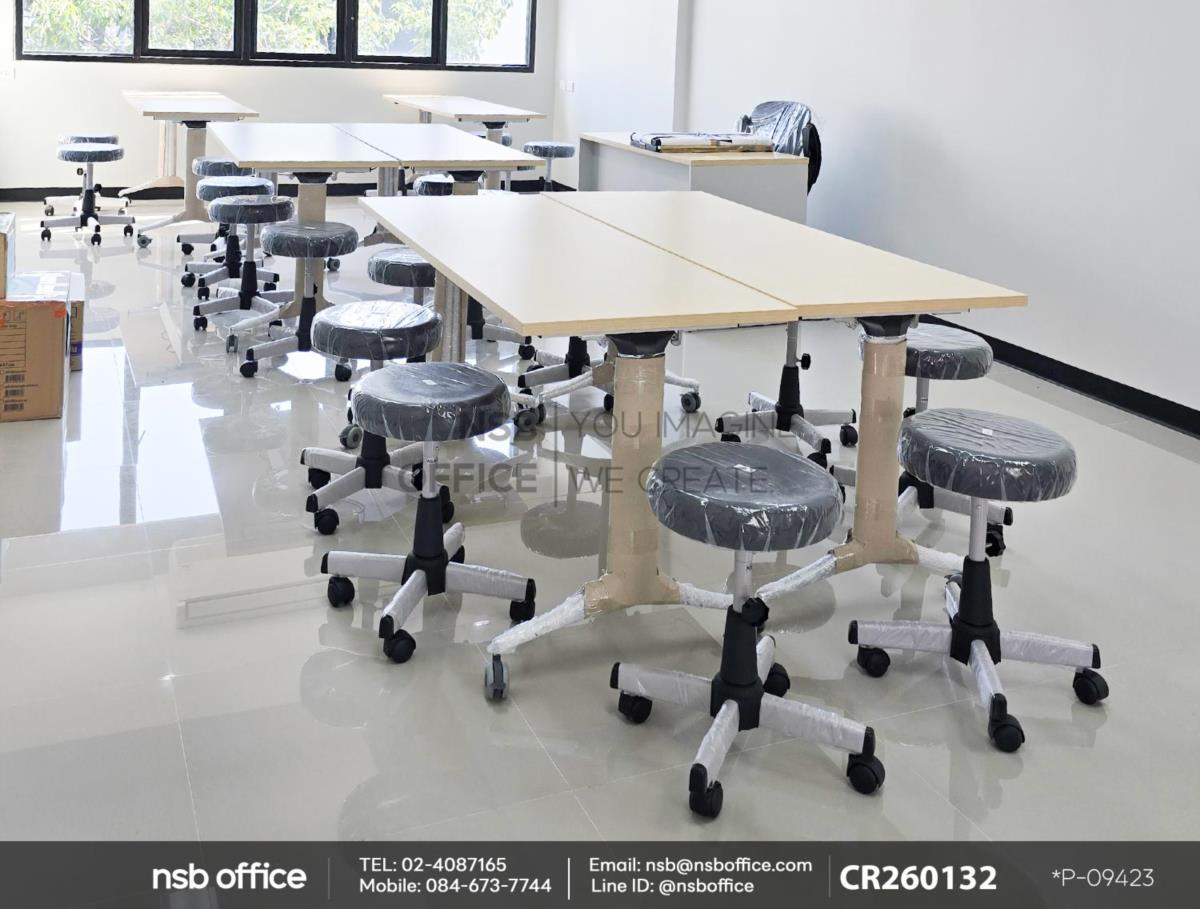 โต๊ะประชุมพับเก็บได้ล้อเลื่อนใช้งานคู่กันกับเก้าอี้บาร์สตูลที่นั่งกลมล้อเลื่อน