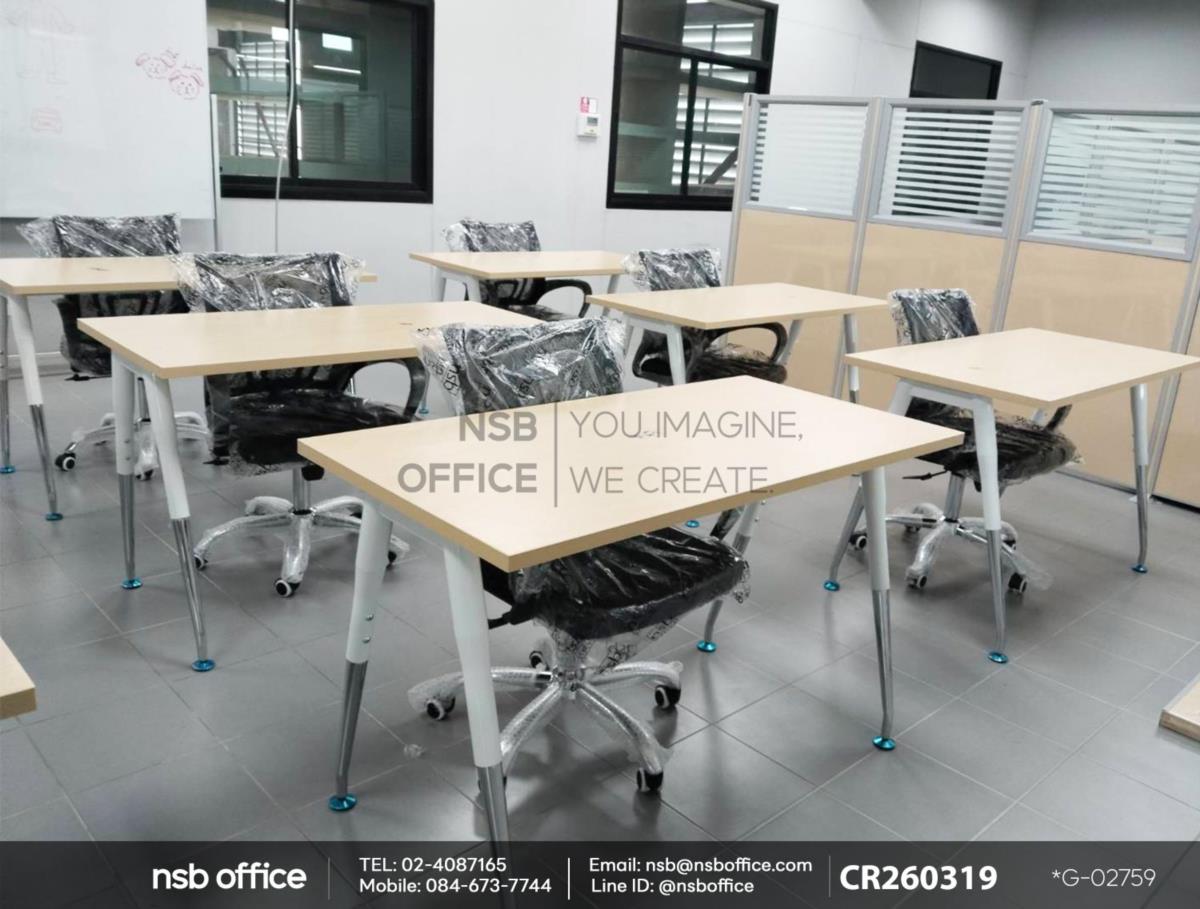 โต๊ะทำงานโล่งใช้งานคู่กันกับเก้าอี้สำนักงานหลังเน็ต