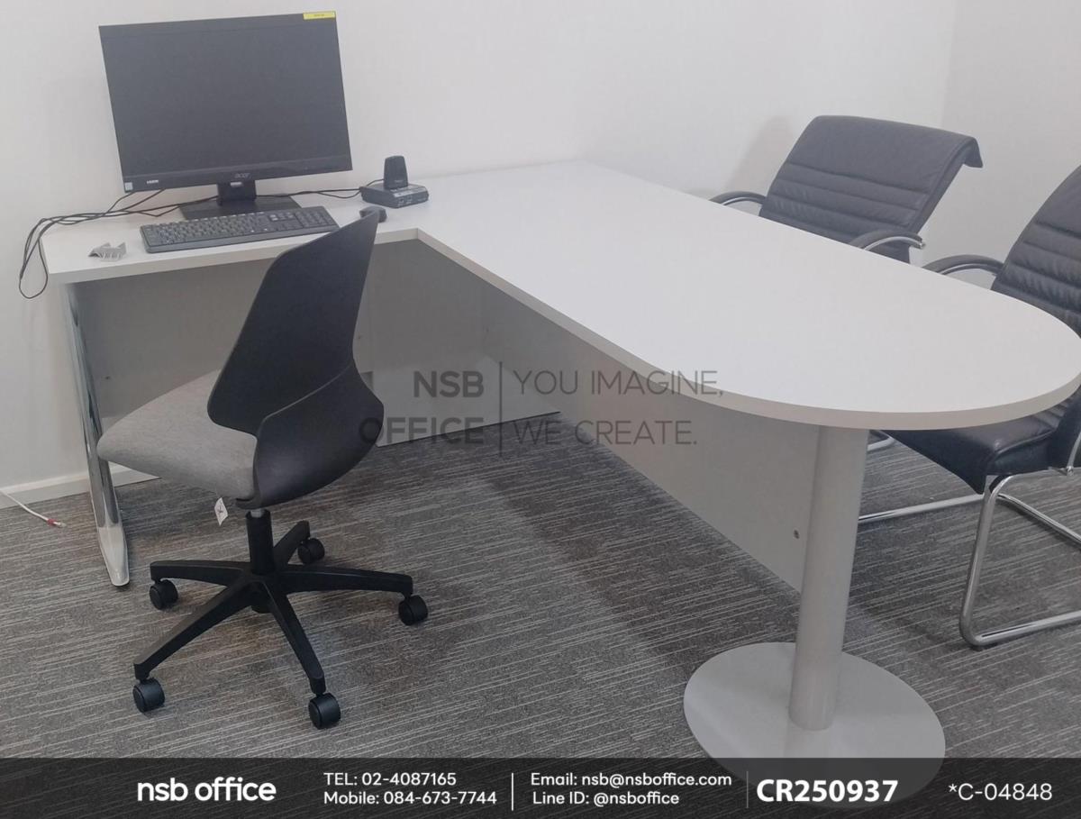 โต๊ะแพทย์ในห้องตรวจและโต๊ะประชุมคุยงานเล็ก