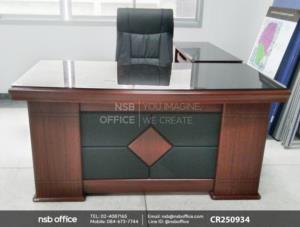 โต๊ะผู้บริหารตัวแอลหน้ากระจกสีชา พร้อมตู้ลิ้นชักและตู้ข้างใช้งานคู่กันกับเก้าอี้ผู้บริหารหุ้มหนังเทียม