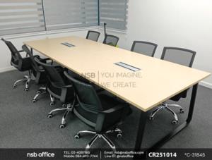 โต๊ะประชุมทรงสี่เหลี่ยมพร้อมรางไฟแบบสองทางใช้งานคู่กันกับเก้าอี้สำนักงานหลังเน็ต