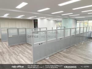 พาร์ทิชั่น NSB ครึ่งกระจกขัดลายแบบมีรางไฟตรงกลางพร้อมเสาเริ่มและเสาจบพาร์ทิชั่น 