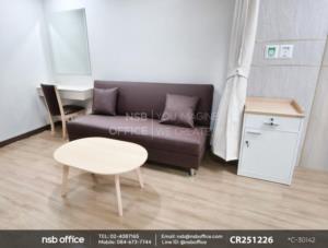 เก้าอี้ไม้ยางพาราเสริมด้วยโต๊ะกลางไม้ยางพารา และตู้วางข้างเตียง