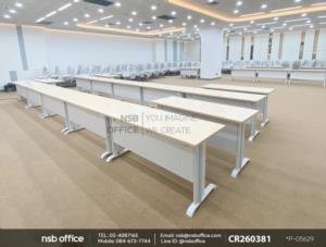 โต๊ะโล่งโครงขาเหล็กสีดำใช้งานคู่กันกับเก้าอี้ผู้บริหารหุ้มหนัง PU