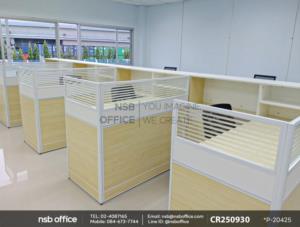 โต๊ะทำงาน 1 ที่นั่ง พร้อมตู้ข้างใช้งานคู่กับเก้าอี้สำนักงานหลังเน็ต เสริมด้วยพาร์ทิชั่นแบบครึ่งทึบครึ่งกระจกขัดลาย