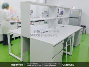โต๊ะห้องแล็บ ท็อปลามิเนต HPL แบบมีชั้นต่อบนพร้อมป๊อปอัพกึ่งกลางโต๊ะ