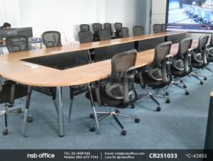 โต๊ะทำงานขาเหล็กเสริมโต๊ะเข้ามุมทรงโค้ง นำมาต่อเป็นโต๊ะประชุมตัวใหญ่
