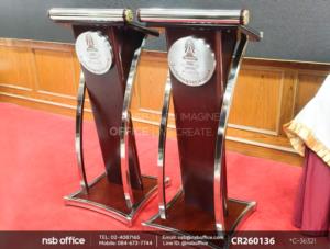 โพเดี่ยมไม้ทำสีเสาสแตนเลส เสริมด้วยป้ายโลโก้ทองเหลือง สำหรับติดโพเดียม