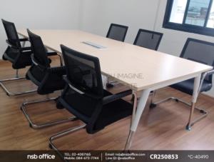 โต๊ะประชุมทรงสี่เหลี่ยม ขากลางมีกล่องร้อยสายไฟใช้งานคู่กันกับเก้าอี้รับแขกหลังเน็ต