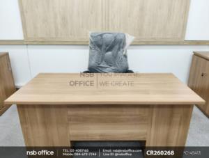 โต๊ะทำงานใช้งานคู่กันกับเก้าอี้ผู้บริหารหุ้มหนังเทียม เสริมด้วยตู้เก็บเอกสารไม้