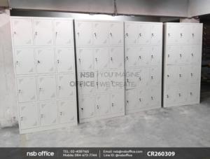 ตู้ล็อกเกอร์เหล็ก 12 ประตู ด้านบนสามารถวางหมวกกันน็อคได้ ด้านล่างวางรองเท้าเซฟตี้ ด้านหน้าวางน้ำดื่ม 