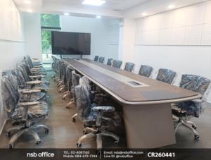 โต๊ะประชุมทรงโค้งมาพร้อมป๊อปอัพหน้าโต๊ะ เสริมการใช้งานด้วยเก้าอี้สำนักงานหลังเน็ต