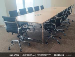 โต๊ะประชุมทรงสีเหลี่ยมเสริมรางไฟอลูมิเนียม และเก้าอี้สำนักงาน 
