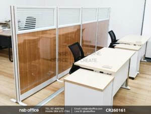 โต๊ะทำงานขาเหล็กเพิ่มความเป็นส่วนตัวด้วยพาร์ทิชั่นแบบครึ่งทึบครึ่งกระจกขัดลาย