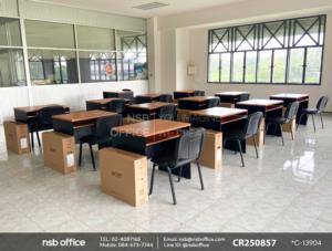 โต๊ะคอมพิวเตอร์ใช้งานคู่กันกับเก้าอี้รับแขกหุ้มหนังเทียม