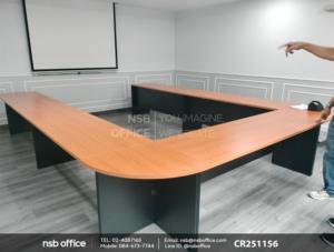 โต๊ะประชุมหน้าตรงเสริมโต๊ะเข้ามุมทรงโค้ง นำมาต่อกันเป็นโต๊ะประชุมใหญ่