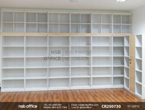 ชั้นวางหนังสือในห้องสมุด และโต๊ะสำหรับอ่านหนังสือ
