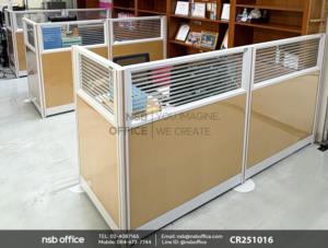 พาร์ทิชั่นแบบครึ่งทึบครึ่งกระจกขัดลาย 