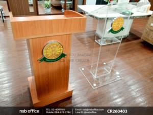 โพเดี่ยมไม้เมลามีน และโพเดียมอะคริลิคใส เสริมด้วยป้ายโลโก้สแตนเลส