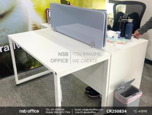 โต๊ะทำงานขาเหล็กเสริมมินิสกรีนหุ้มผ้า พร้อมตัวจับอลูมิเนียมสีเทาเมทัลลิค แบบเจาะท็อปโต๊ะ