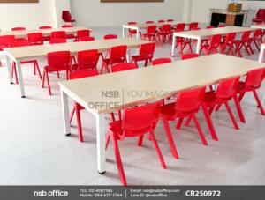 โต๊ะทำงานโล่งสั่งทำขนาดพิเศษ เสริมการใช้งานด้วยเก้าอี้พลาสติกสำหรับเด็ก