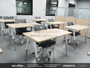 โต๊ะทำงานโล่งใช้งานคู่กันกับเก้าอี้สำนักงานหลังเน็ต