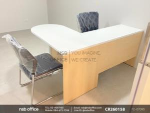 โต๊ะแพทย์ในห้องตรวจเสริมด้วยเก้าอี้สำนักงานหลังเน็ตและเก้าอี้รับแขกขาตัวยู