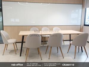 โต๊ะประชุมทรงสี่เหลี่ยมและเก้าอี้โมเดิร์นหุ้มผ้า