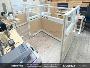 พาร์ทิชั่นแบบครึ่งทึบครึ่งกระจกใส พร้อมเสาเริ่ม