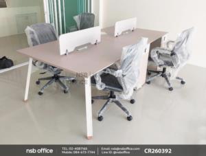 โต๊ะทำงานกลุ่ม 4 ที่นั่ง เสริมมินิสกรีนและตู้เก็บของพร้อมเก้าอี้สำนักงานหลังเน็ต