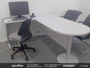 โต๊ะแพทย์ในห้องตรวจและโต๊ะประชุมคุยงานเล็ก